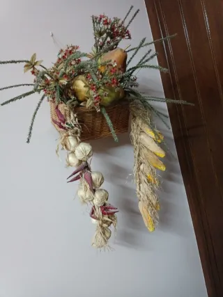 Cesto decoración rústica con ajos y maíz