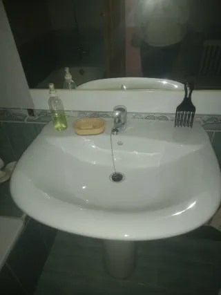 Lavabo y espejo de baño