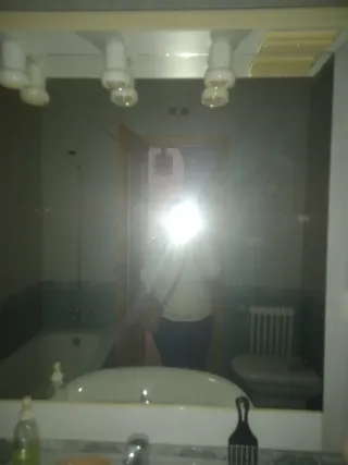 Lavabo y espejo de baño