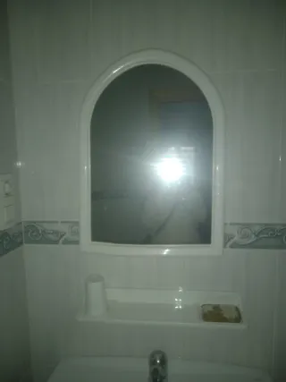 Lavabo y espejo de baño