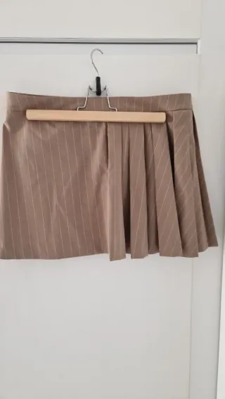 Minifalda de tablas y rayas diplomaticas beige