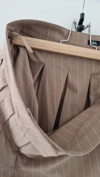 Minifalda de tablas y rayas diplomaticas beige