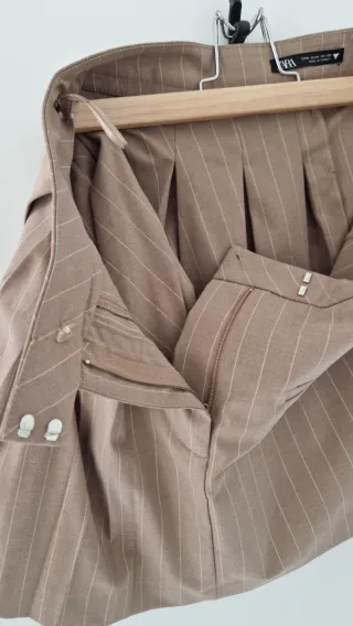 Minifalda de tablas y rayas diplomaticas beige