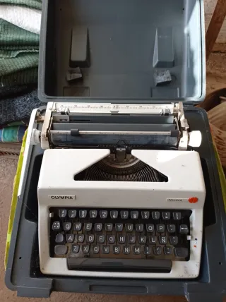 Máquina de escribir Olympia Mónica original