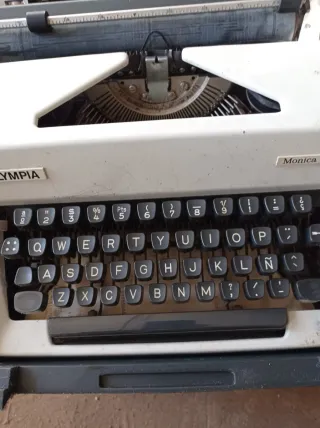 Máquina de escribir Olympia Mónica original
