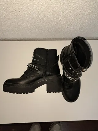 Botas negras con cadenas y tachuelas