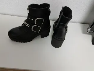 Botas negras con cadenas y tachuelas