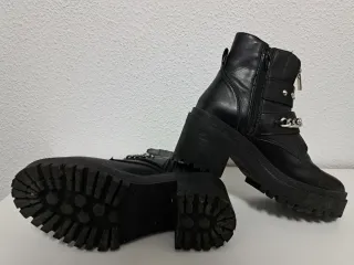 Botas negras con cadenas y tachuelas