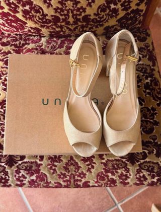 Sandalias Unisa doradas talla 36