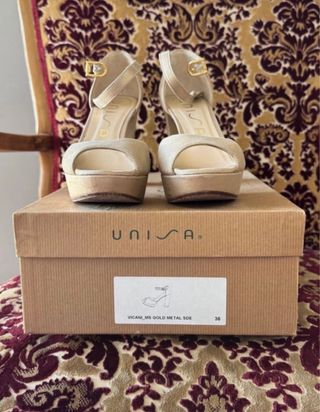 Sandalias Unisa doradas talla 36