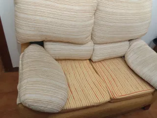 Vitrina de madera y cristal marrón