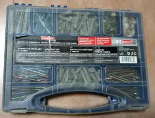 Maletín de tornillos, clavos y tacos