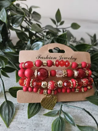 Set 4 bracciali rossi con ciondolo cuore