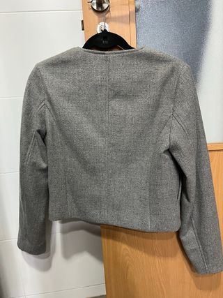 Chaqueta corta Zara cuello redondo gris