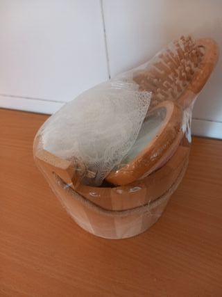 Cubo in legno per bagno con accessori