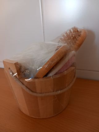 Cubo in legno per bagno con accessori