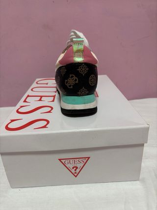 Tenis Guess varios colores pero tiene machas lavar