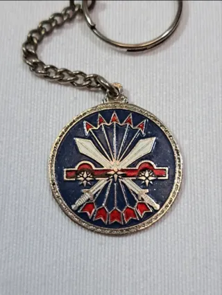 Llavero con símbolo de yugo y flechas