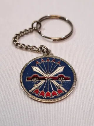 Llavero con símbolo de yugo y flechas