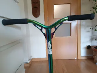 Patinete freestyle arcoíris