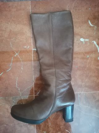 2 pares de Botas en piel de señora altas