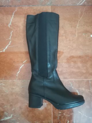 2 pares de Botas en piel de señora altas