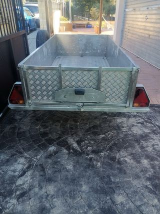 Remolque metálico en buen estado