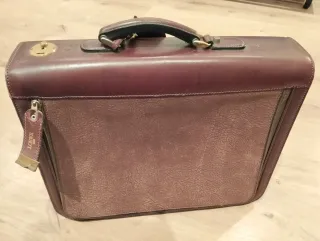 Maletín de piel marrón