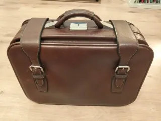 Maletín de piel marrón