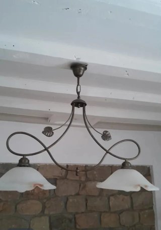 Lámpara de salón dorada y transparente