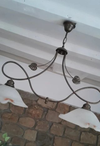 Lámpara de salón dorada y transparente