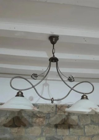 Lámpara de salón dorada y transparente