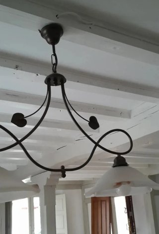 Lámpara de salón dorada y transparente