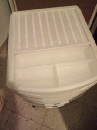 Cajonera de plástico blanca y transparente