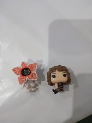 Nancy y Demogorgon Kinder Joy