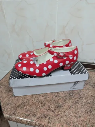 Zapatos rojos flamenca lunares blancos