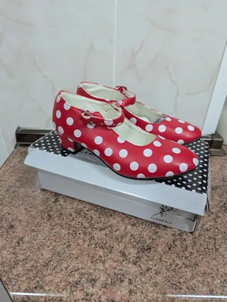 Zapatos rojos flamenca lunares blancos