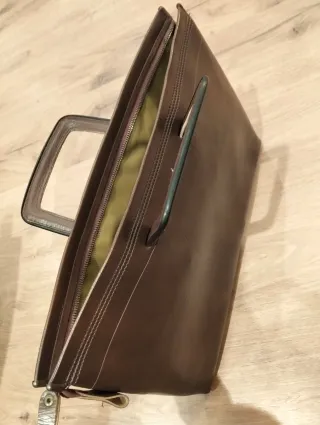 Maletín piel portátil y documentos