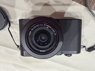 Cámara Leica D-LUX 8 con accesorios