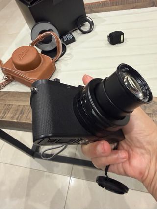 Cámara Leica D-LUX 8 con accesorios