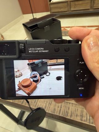 Cámara Leica D-LUX 8 con accesorios