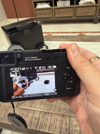 Cámara Leica D-LUX 8 con accesorios
