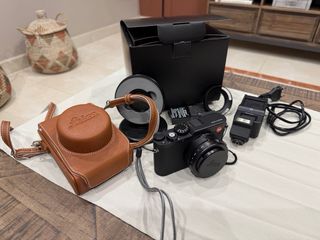 Cámara Leica D-LUX 8 con accesorios