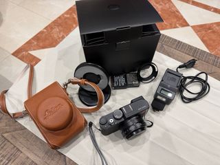 Cámara Leica D-LUX 8 con accesorios