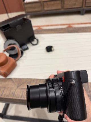 Cámara Leica D-LUX 8 con accesorios