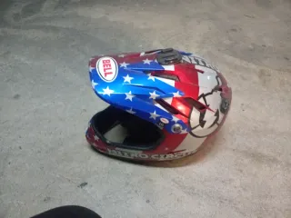 Casco Bell Nitro Circus Estrellas y Rayas