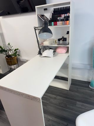 Mesa Manicura con Silla y Lámpara