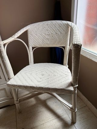 Mueble recibidor de madera y mimbre