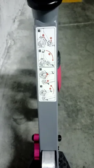 Patinete plegable negro y rosa