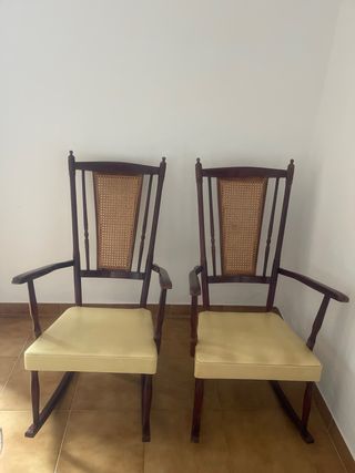 Coppia di seggioloni antichi in legno e rattan